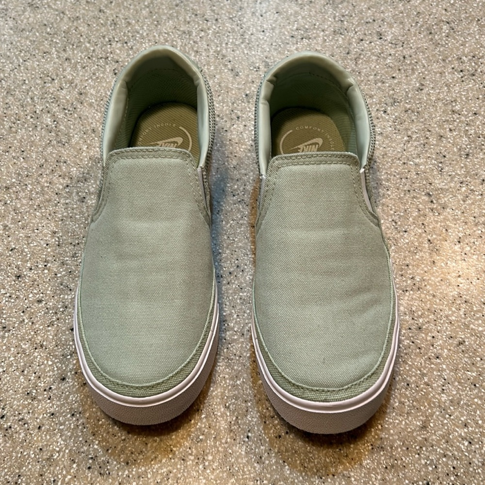 NWOB Nike slip on sneakers Size 7.5M.